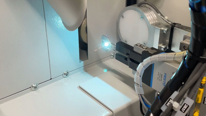 Stroj na laserový popis + mikrobodové zařízení